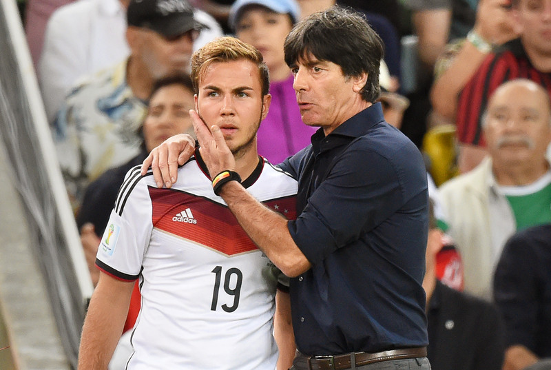 Mario Götze (l.) und Bundestrainer Joachim Löw (r.) bei der Einwechslung.