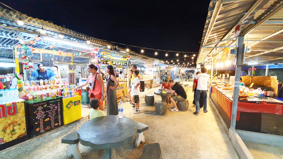Mit dem Loma Night Bazar hat der Nachtmarkttrend nun auch Naklua erreicht. Leider ist das Angebot zu einseitig.