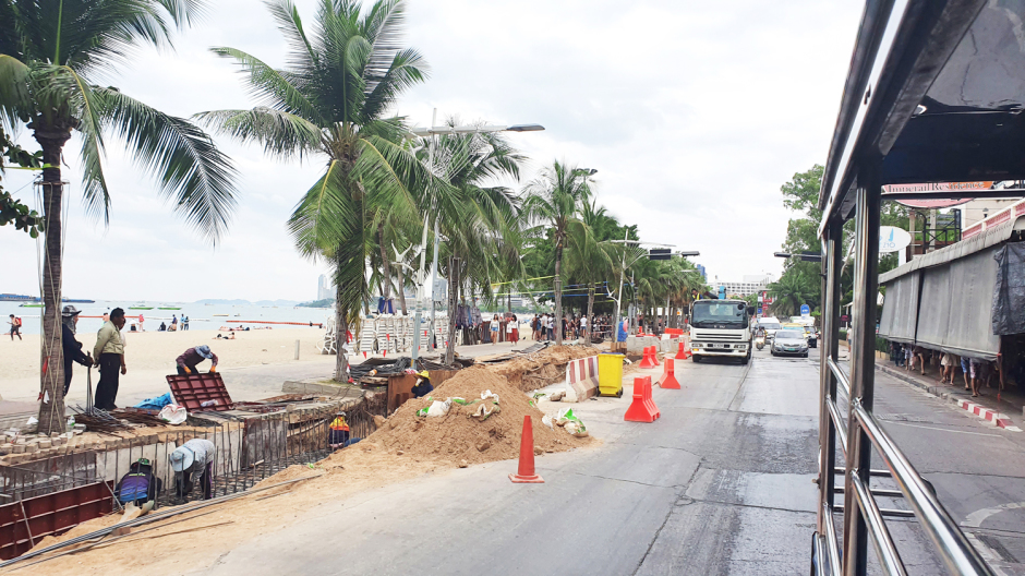 Die Verlegung des neuen Drainagesystems sorgt für Verkehrschaos und lange Staus auf Pattayas Beach Road.