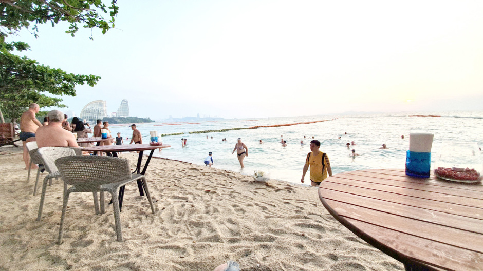 Urlaubsfeeling pur: Am Wongamat Beach werden bei Sonnenuntergang mit direkt im Sand platzierten Tischen und Stühlen perfekte Baywatch-Spots geschaffen.