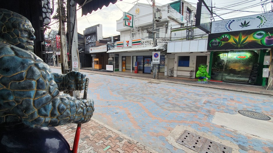 Ob die beiden Superhelden-Freunde „Das Ding“ und „Hulk“ die Walking Street retten können steht in den Sternen.