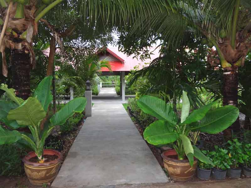 In der tropischen Gartenanlage lässt sich der Lebensabend in Thailand genießen.
