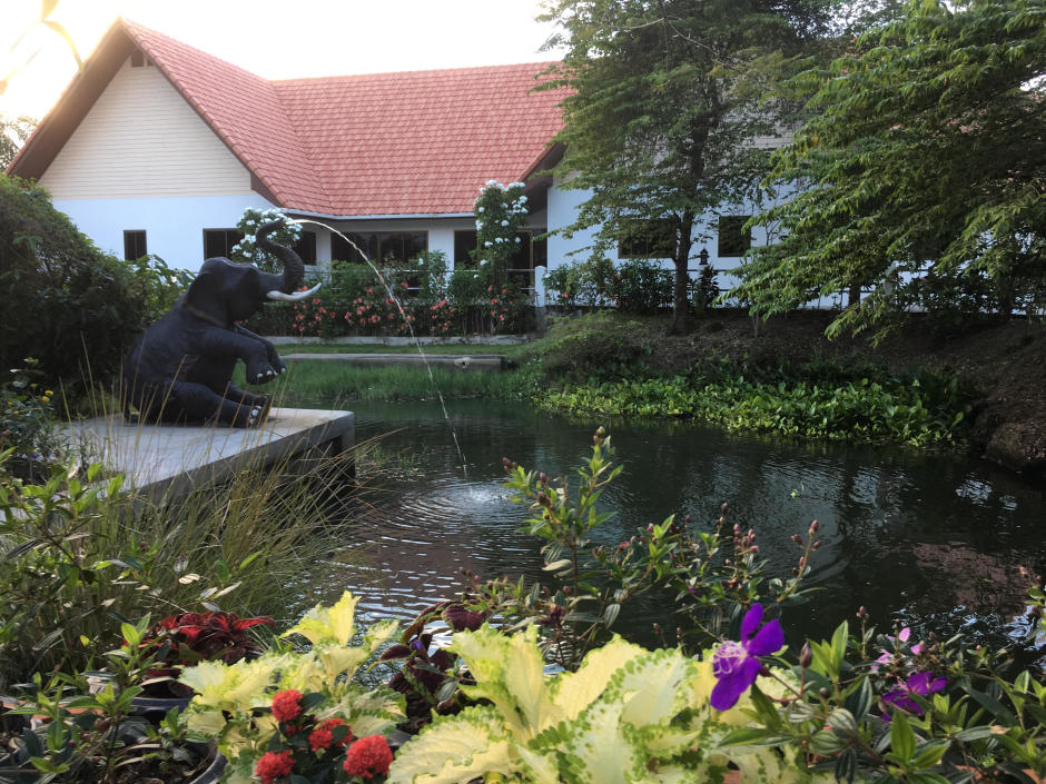 Haus und Garten wurden komplett barrierefrei und somit rollstuhlfreundlich gestaltet, was maßgeblich zur hohen Lebensqualität beiträgt.