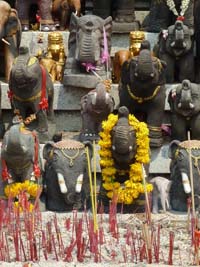 Am Fuße der Luang Surin Phakdi-Statue befindet sich eine beeindruckende Ansammlung kleiner Miniatur-Elefanten.