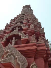 Mit der auffallenden knallroten Farbe stellt der Stadtschrein San Lak Mueang Surin ein beliebtes Fotomotiv dar.