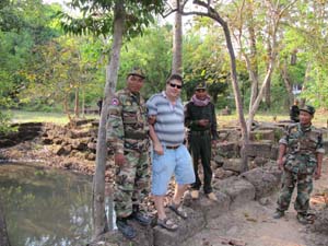 Spannendes Tempelabenteuer im Grenzgebiet: Mit militärischer Freundlichkeit wird DER FARANG-Geschäfts- führer von kambodschanischen Soldaten in den Ruinen von Prasat Tamuen Toch willkommen geheißen.