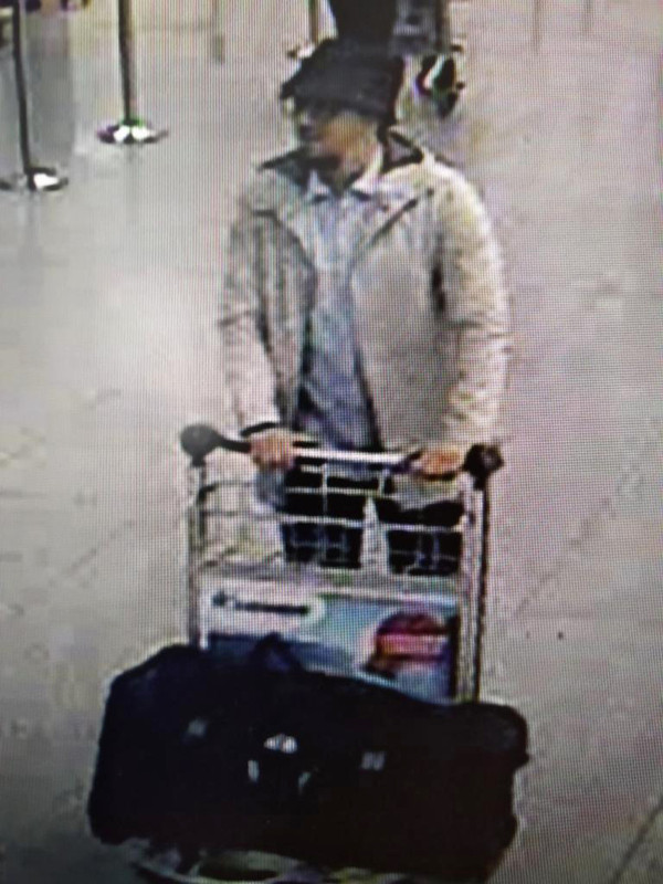 Die Polizei hat auf Twitter ein Fahndungsfoto eines Terrorverdächtigen veröffnetlicht. Foto: epa/Belgian Federal Police