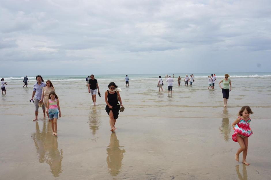 Touristen am Strand in Khao Lak.