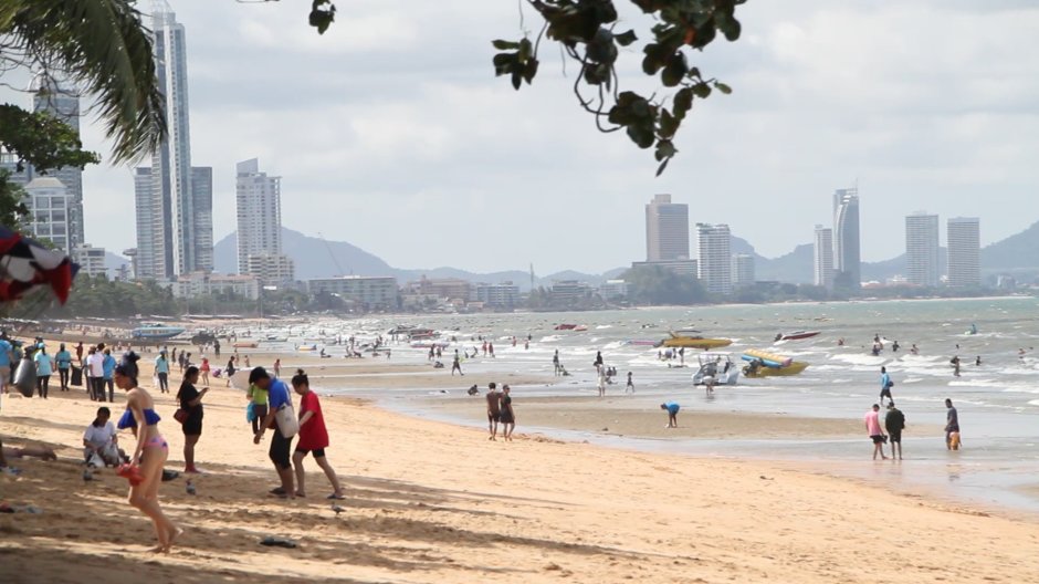 Die Strände zwischen Jomtien und Najomtien erfreuten sich traditionelle wieder einen guten Zulauf von einheimischen Touristen. So schätzen Thais, dass sie hier ihr Fahrzeug direkt am Strand parken können, um mit der Familie zu picknicken. Foto: Facebook / Sophon Cable