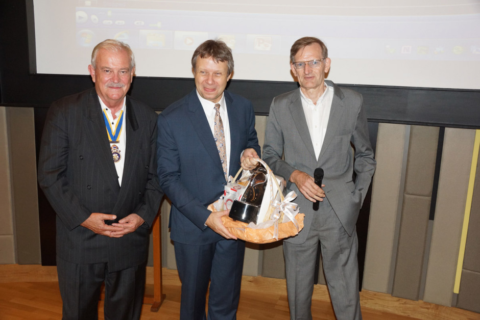 Alfred Ulferts (r.) von Boncafé, im Bild mit Rotary-Präsident Hubert Meier (l.) bedankte sich bei Dirk Grossmann (M.) für den Vortrag mit einem Präsentkorb.