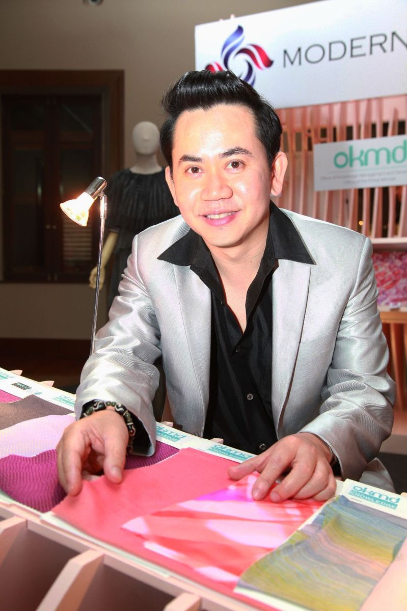 Dr. Chanchai Sirikasemlert informiert über die Innovationen der Thai-Seiden-Branche.