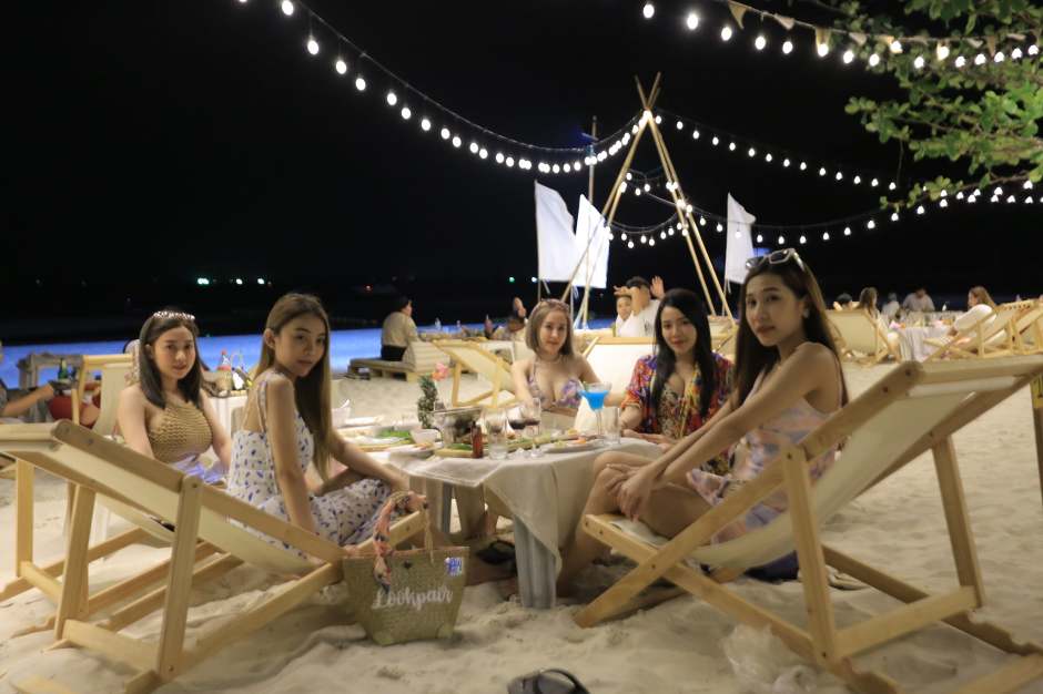 In den Abendstunden ist Camping & Bed Koh Larn ein Magnet für hungrige, hübsche, junge Inlandstouristinnen. Foto: Camping & Bed Koh Larn