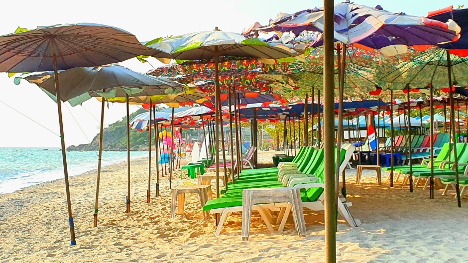Touristenexodus: Jede Menge freie Strandliegen am Samae Beach. Wer Ruhe am Strand sucht, der findet sie hier. Foto: Jahner