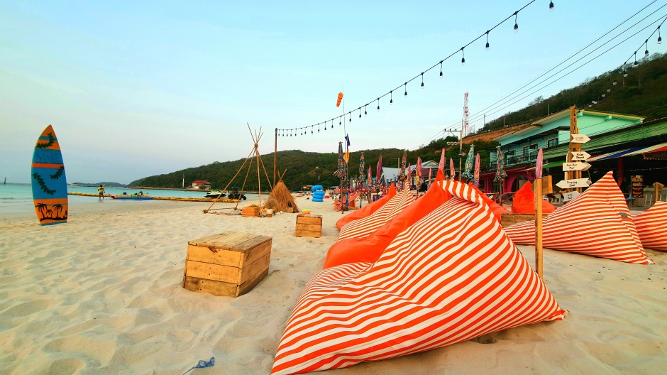 Beach-Club-Feeling am Tawaeng Beach: Nach dem Abzug der Chinesen ist der schönste Strand der Insel wieder fest in thailändischer Hand. Im Bild der Bereich vor der Mare Beachbar. Foto: Jahner