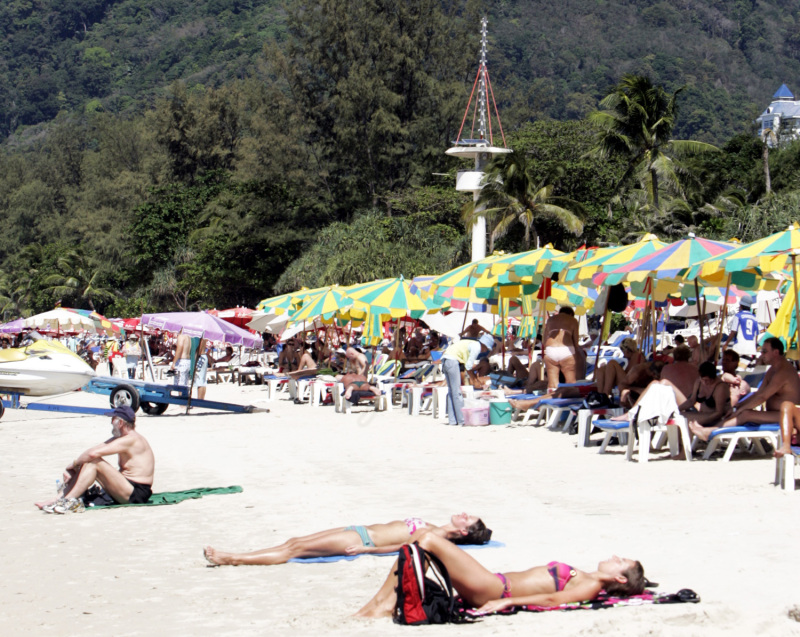 Thailands größte Insel Phuket lockt mit ihren schönen Stränden immer mehr Urlauber an – trotz vieler Kritikpunkte bleibt die Anziehungskraft noch ungebrochen.