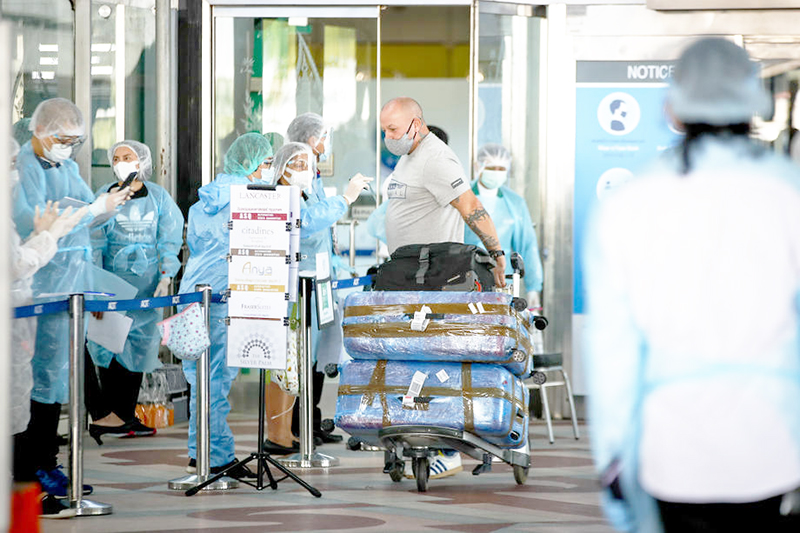 Ein Ausländer wird von den Mitarbeitern seiner gebuchten ASQ-Unterkunft am Flughafen in Empfang genommen. Foto: epa/Diego Azubel