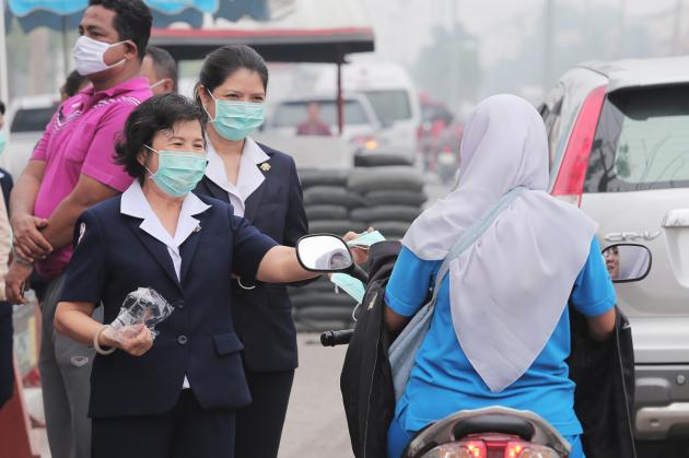 In Songkhla werden wieder Atemmasken an die Bevölkerung verteilt.