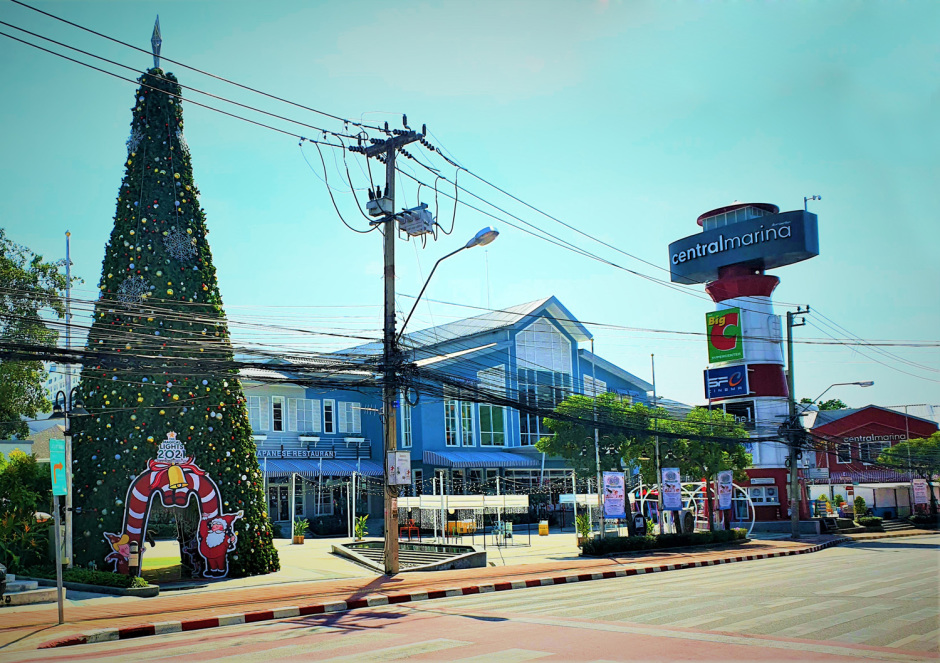 Ein beliebter Treffpunkt ist auch die Aktionsfläche vor dem CentralMarina mit ihrem großen Weihnachtsbaum. Foto: Jahner
