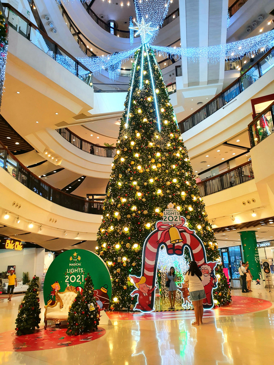 Ein riesiger Christbaum sorgt im Einkaufszentrum Central Festival Pattaya Beach für weihnachtliche Atmosphäre. Foto: Jahner