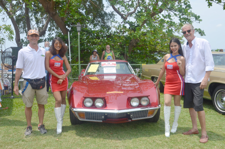 Die Organisatoren Martin Koller (l.) und Jo Klemm (r.) vor der Chevrolet Corvette des Baujahres 1971. 