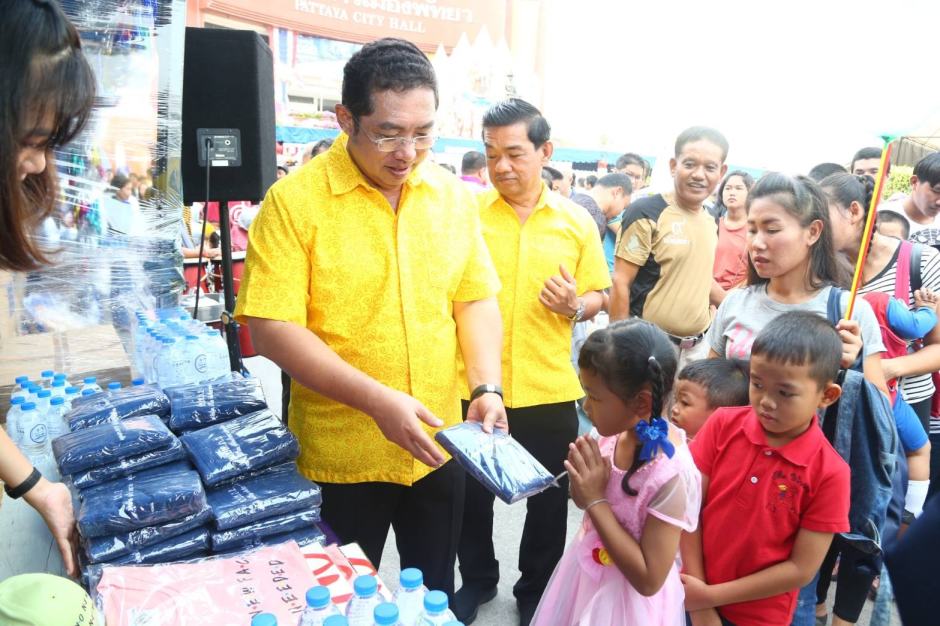 Pattaya Bürgermeister Sontaya Khunpluem und seine Stellvertreter verteilten fleißig Geschenke und sorgten für strahlende Kinderaugen. Foto: PR Pattaya