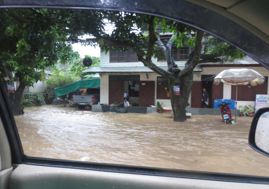 Ein Bild aus Koh Samui heute 12 Uhr: Viele Häuser entlang der Ringstraße sind überflutet und es bleibt nur Abzuwarten.