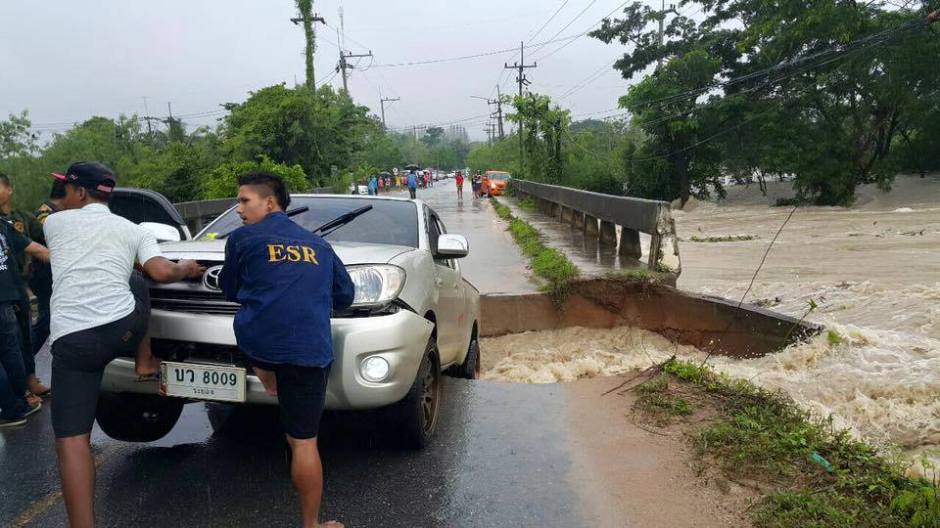 Die Wassermassen zerstörten rund um Pattaya mehrere Straßen. Facebook / เรารักด่านพัทยา