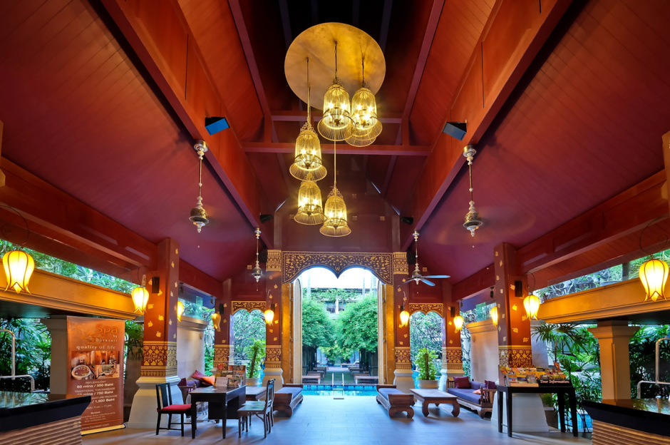 Opulent und doch zurückhaltend – der Urlaub beginnt schon in der im Lanna-Stil gestalteten Eingangshalle.