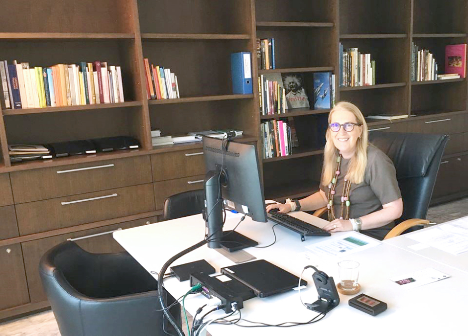 Botschafterin Helene Budliger Artieda an ihrem Arbeitsplatz in der Schweizer Botschaft in Bangkok. Seit ihrem Amtseintritt im Oktober 2019 hat sie alle Hände voll zu tun.
