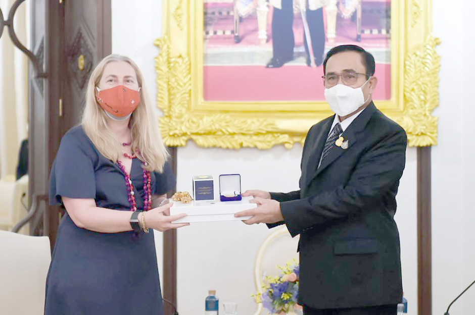 Premierminister Prayut Chan-o-cha überreicht Botschafterin Budliger Artieda vor der Presse ein Geschenk.