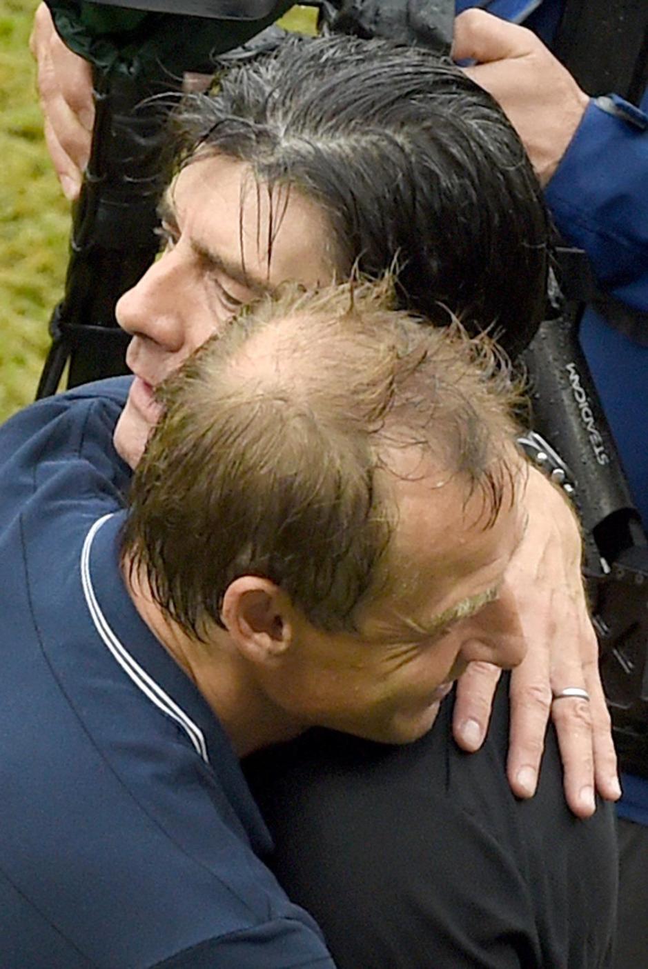 US-Nationaltrainer Jürgen Klinsmann und Bundestrainer Joachim Löw liegen sich nach dem Spiel in den Armen.