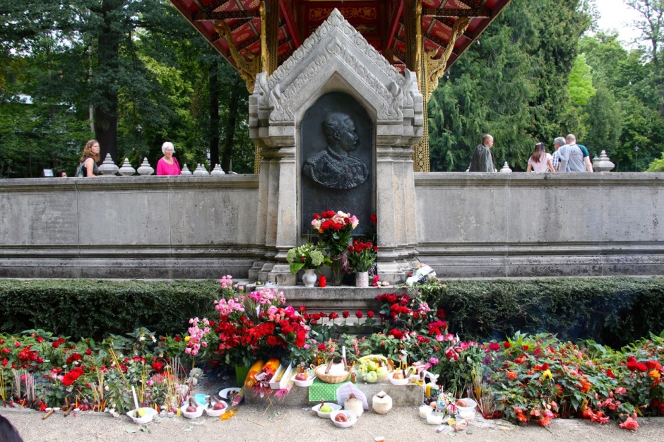 Die Bevölkerung zollt König Chulalongkorn mit Blumen Respekt.