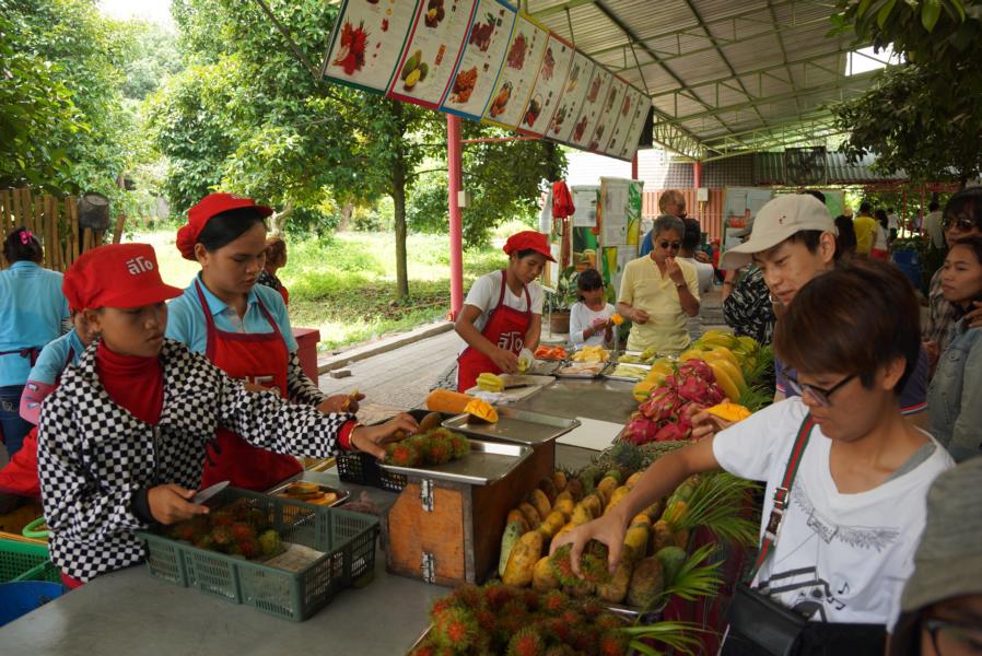 An mehreren Stationen werden im Suphattra Land umfangreiche Fruchtbuffets angeboten.