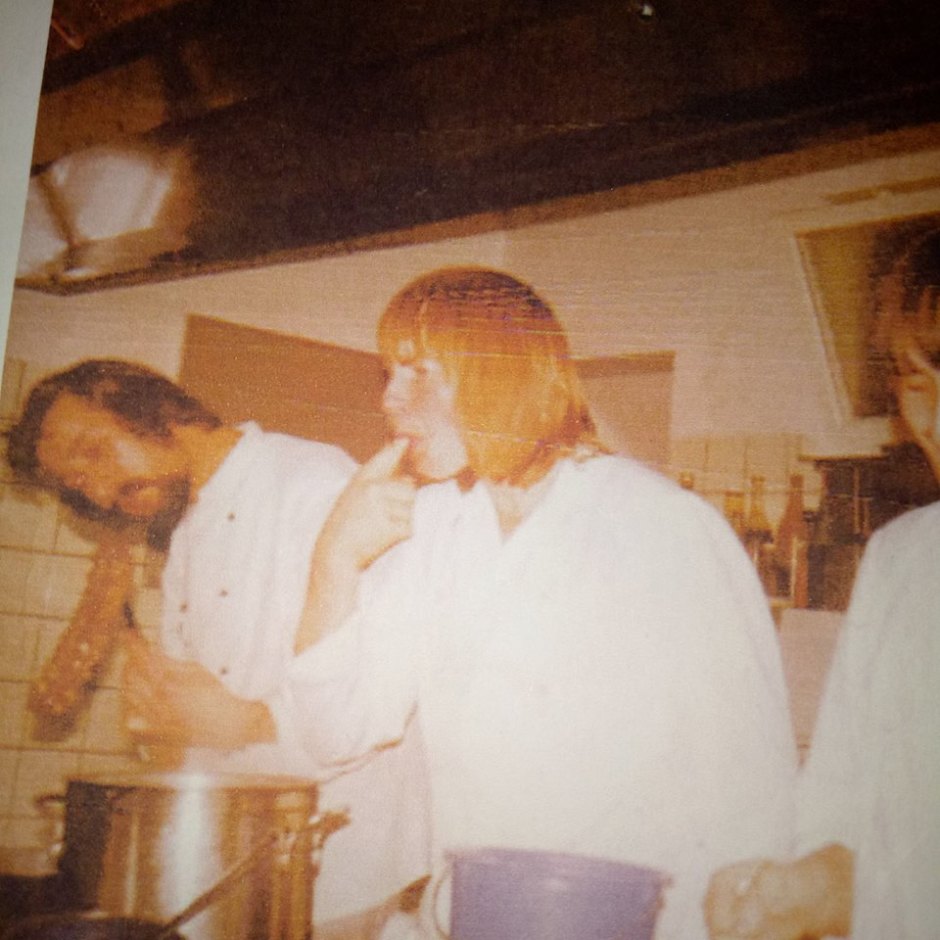 Die Aufnahme aus dem Jahr 1975 zeigt den jungen Wilden Gerhard (M.) als Koch mit langer Mähne in der Küche.
