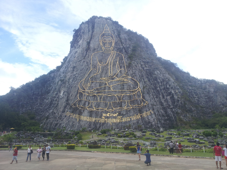 Der Buddha Mountain befindet sich in unmittelbarer Nähe zum Ramayana Water Park sowie Silverlake Vineyard und für thailändische Besucher ein Pflichtziel. Foto: Jahner