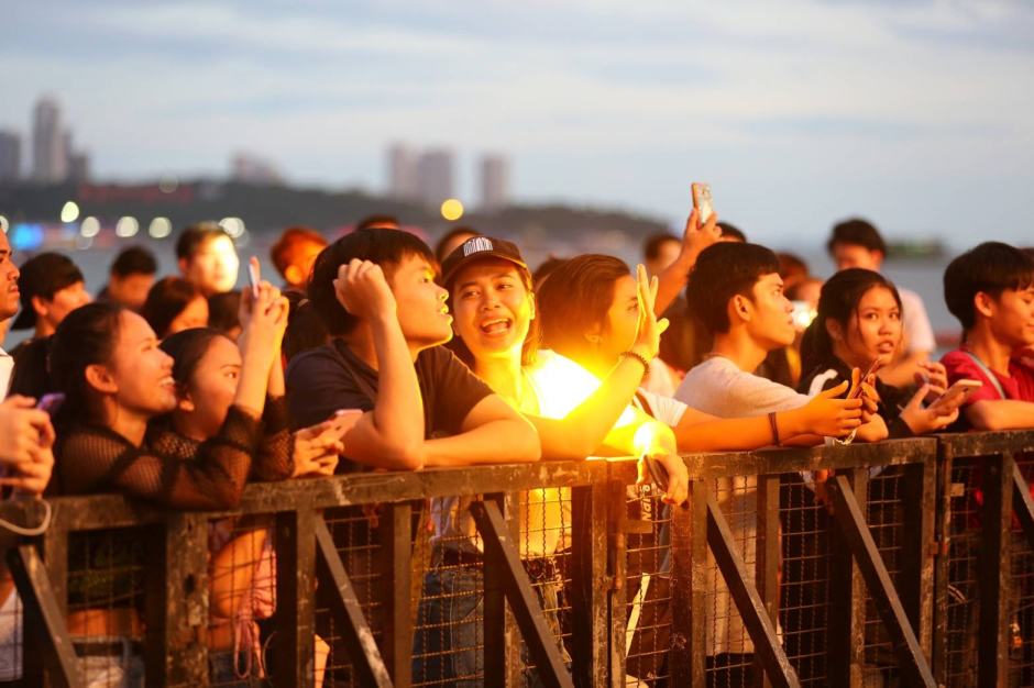 Der Konzertbeginn an der Strandbühne in Nord-Pattaya gegen Sonnenuntergang ist ein ganz besonderes Erlebnis. Fotos: Pattaya Music Festival
