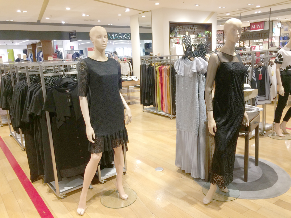 Trauer und Tränen um den geliebten König – Modegeschäfte bieten das angemessene Outfit.