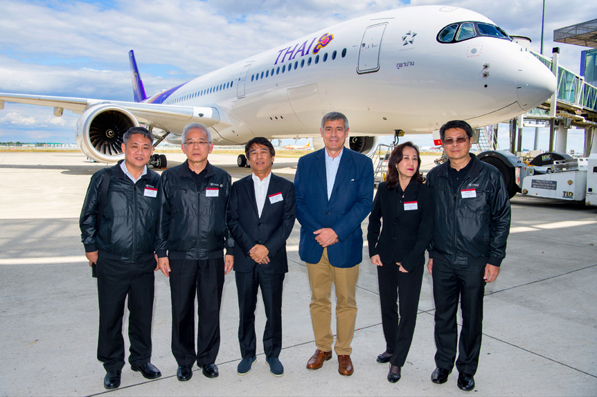 V.l.n.r.: Jirawut Vinaipanich (THAI-Vizepräsident, General Administration), Griangsak Sakruangngam (THAI-Geschäftsführer, Ground Equipment Services), Vachara Tuntariyanond (Mitglied des THAI Board of Directors), Jean-Michel Roy (Airbus-Chefpilot), Pranee Chandracherd (THAI-Vizepräsidentin, Business Development and Corporate Strategy), Dumrongchai Sawangchareon (THAI-Geschäftsführer, Cargo & Mail Commercial).