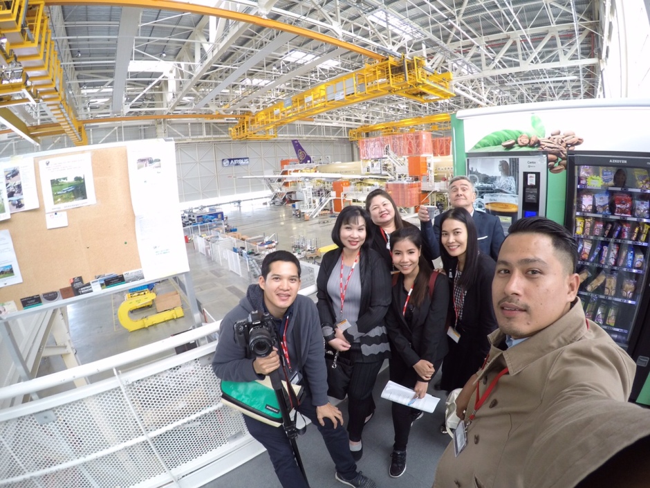 Cheeeeese! Das thailändische Journalisten-Team beim Selfie-Schnappschuss in der Airbus-Endmontagelinie in Toulouse.