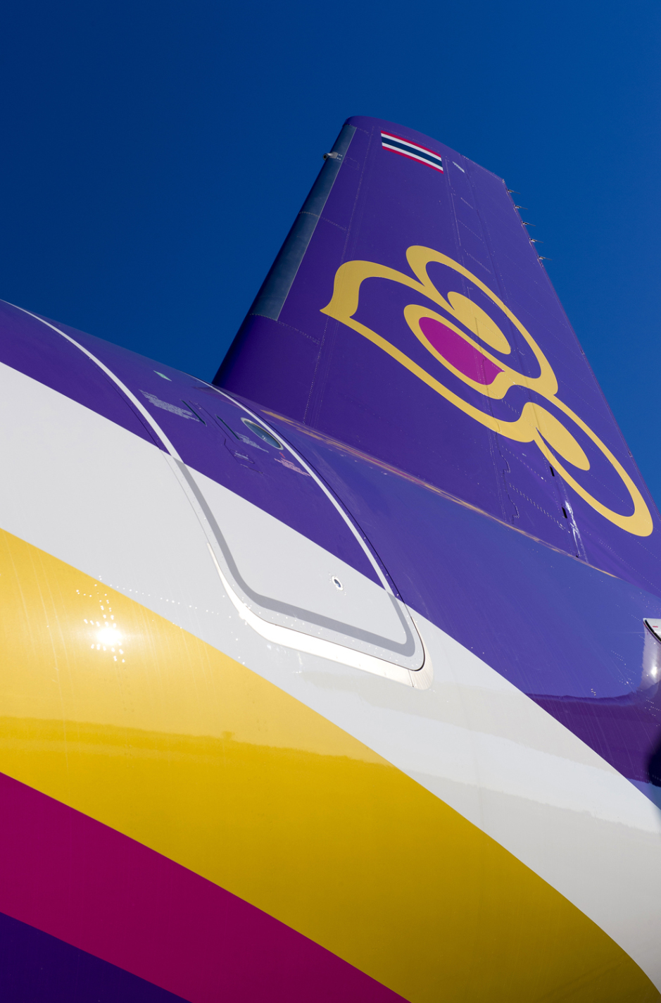 Blick auf den Heckflügel mit dem THAI-Emblem. 