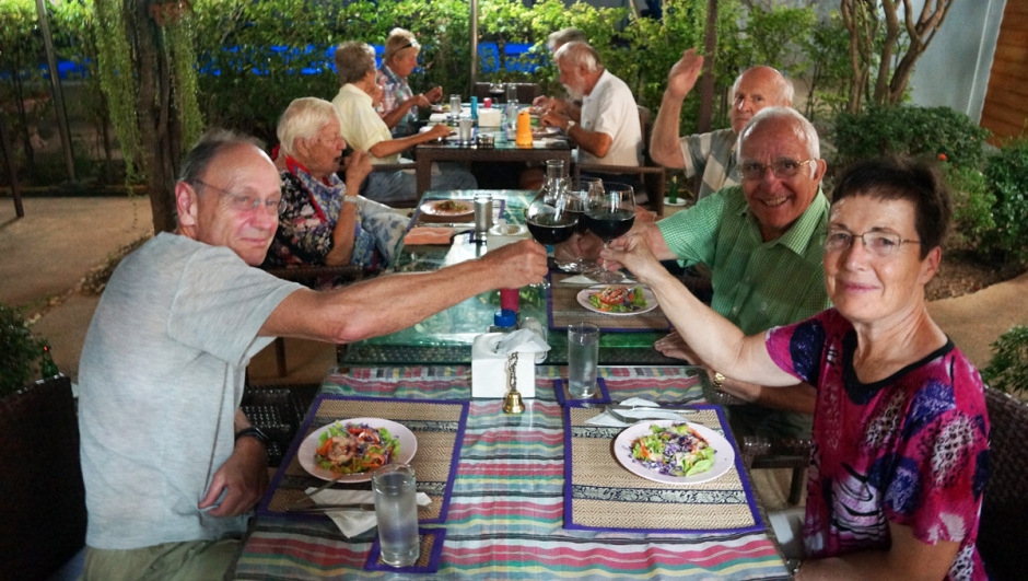 Beim Abendessen kommen sowohl gesunde als auch demente Senioren zusammen. Die Stimmung ist heiter und nicht mit einem Pflegeheim in der Heimat zu vergleichen.