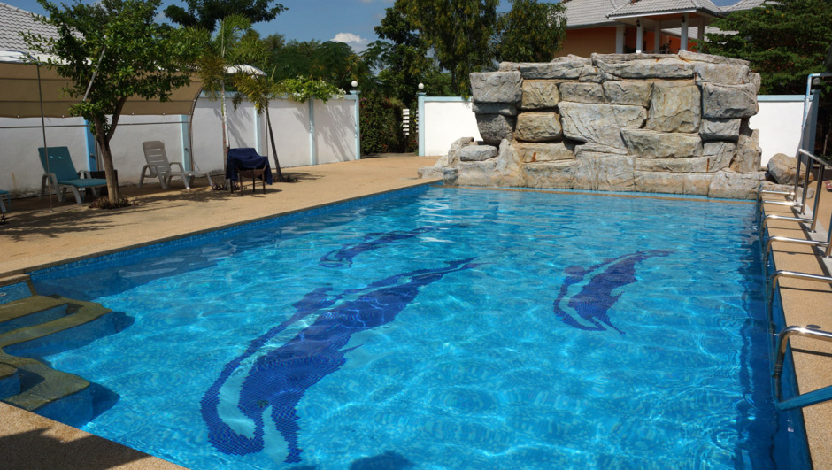 Bei den Gästen sehr beliebt ist der große Salzwasser-Swimmingpool, der Abkühlung an heißen Tagen bietet.
