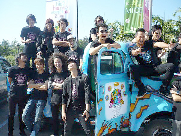 Ebola (so der Name der Band im Bild) statt Corona. Live auf der Bühne stehen die bekanntesten Bands Thailands. Foto: Ebola