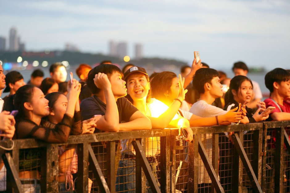 Open-Air-Feeling pur zum Sonnenuntergang: Die Bühnen an der Beach Road werden direkt am Strand aufgebaut. Foto: PR Pattaya