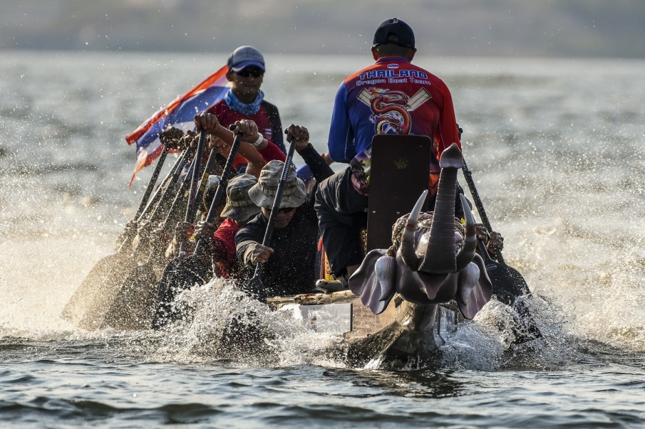 Beim Elefantenbootrennen um den King‘s Cup treten VIP-Teams gegen die Navy Seals für den Elefantenschutz an. Fotos: Bangkok River Festival