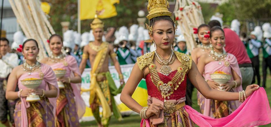 Mit vielen kulturellen Aufführungen wie traditionellen Thai-Tänzen wird am Ufer für Spaß und Unterhaltung gesorgt. 