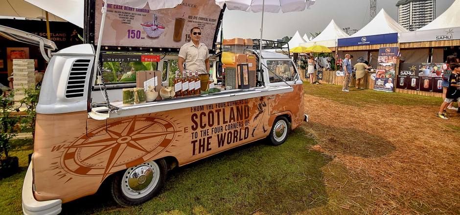 Auf einer großen Schlemmermeile bieten trendige Food Trucks und renommierte Küchen-Maestros ihre Spezialitäten an. 