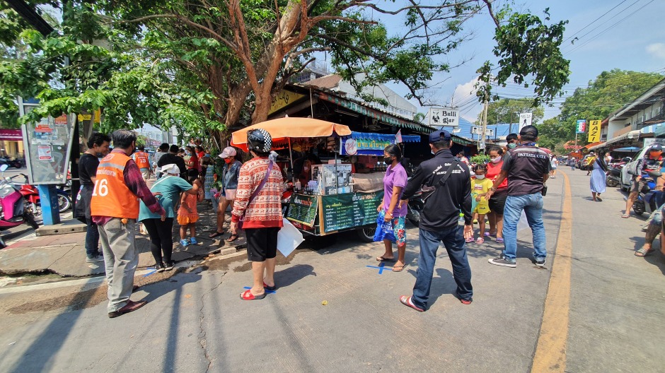 Die Warteschlange reicht bis zum Tesco Lotus an der North Pattaya Road. Beamte der Stadt und Polizei stellen sicher, dass der Abstand zwischen den Anstehenden eingehalten wird.