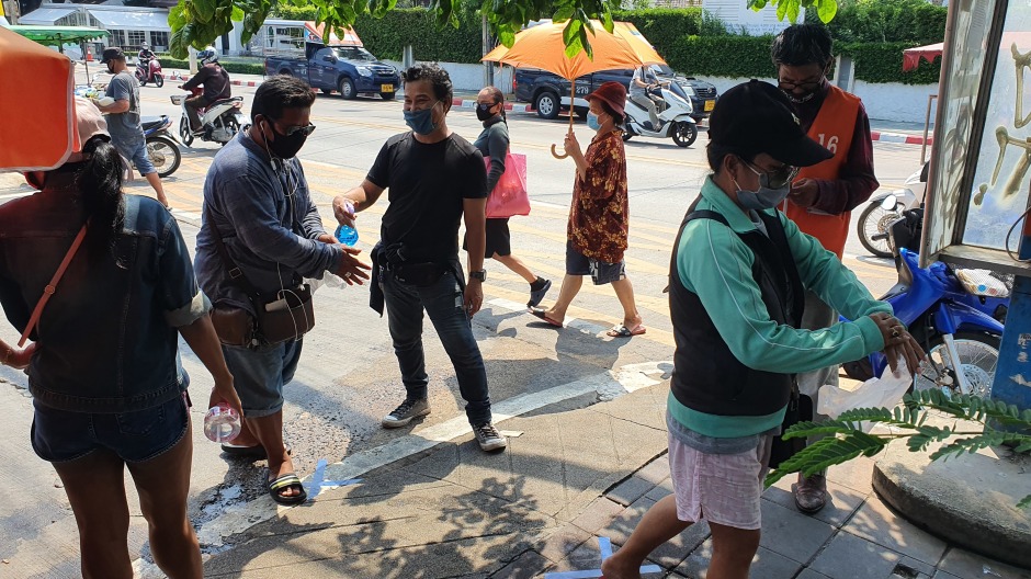 Bevor die Menschen die ersehnten Nahrungsmittel ausgehändigt bekommen, heißt es erstmal: Hände desinfizieren. Eine Auflage der Stadt Pattaya.
