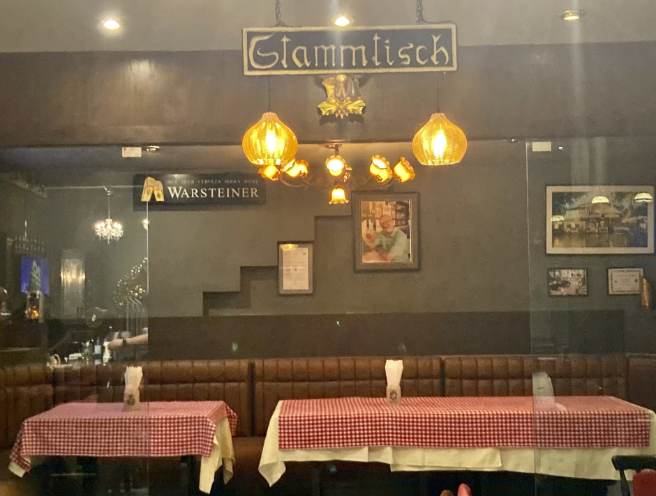Der alte Stammtisch im neuen „Bei Otto“. Das gesamte Mobiliar stammt aus dem alten Lokal im Sukhumvit-Viertel. 